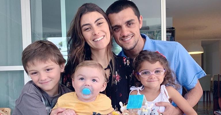 Mariana Uhlmann posta foto com os três filhos e faz desabafo sobre as mudanças: ”Difícil entender”