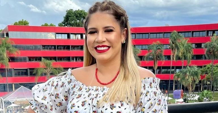 Marília Mendonça surge bem mais magra ao deixar barriga de fora em foto de top e legging