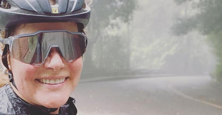 Renata Ceribelli pedala nas montanhas e avisa: ”Proximidade só com a natureza”