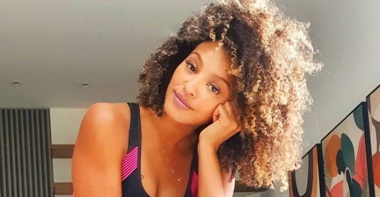 Sheron Menezzes recebe elogios de fãs ao fazer clique deslumbrante: ”Diva maravilhosa”