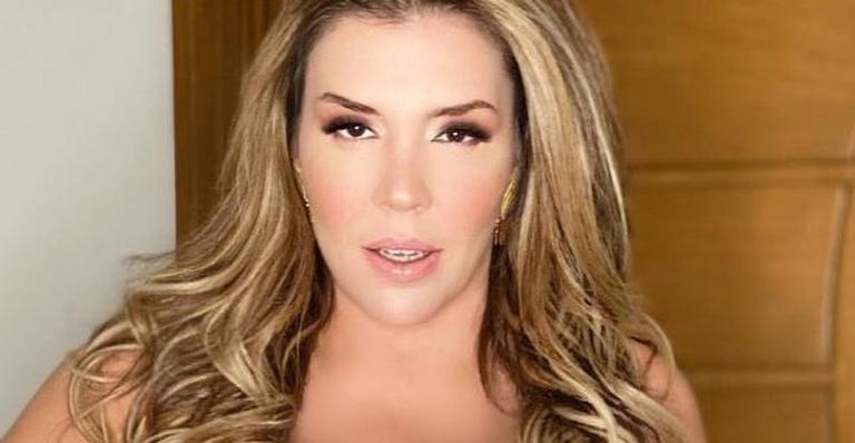 Aos 44 anos, Simony dispensa sutiã e ostenta decote até o umbigo: ”Deslumbrante!”