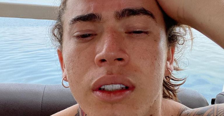 Whindersson Nunes diverte fãs ao posar fazendo caretas em lugar paradisíaco