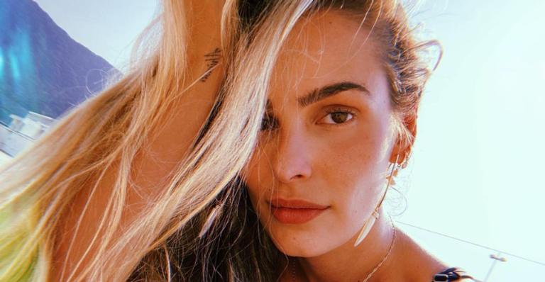 Yasmin Brunet recebe elogios da web ao surgir usando biquíni: ”A mais linda do mundo inteiro”