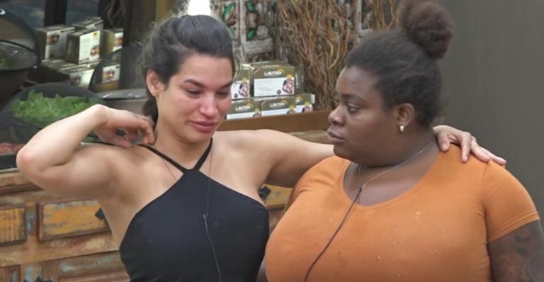 A Fazenda: Na roça, Raissa e Jojo se apoiam durante conversa: ”Ergue essa cabeça, vamo bora!”