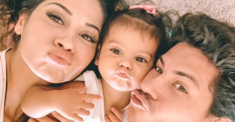 Arthur Aguiar revela que passou a noite na casa da ex-mulher, Mayra Cardi, para ficar com a filha