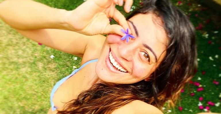 Com direito a carão, Carol Castro surge tomando banho de sol e deixa web babando
