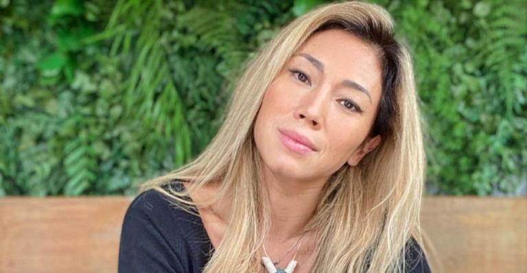 Confinada no Uruguai, Danni Suzuki pratica yoga e comenta isolamento: ”Olha que presente!”
