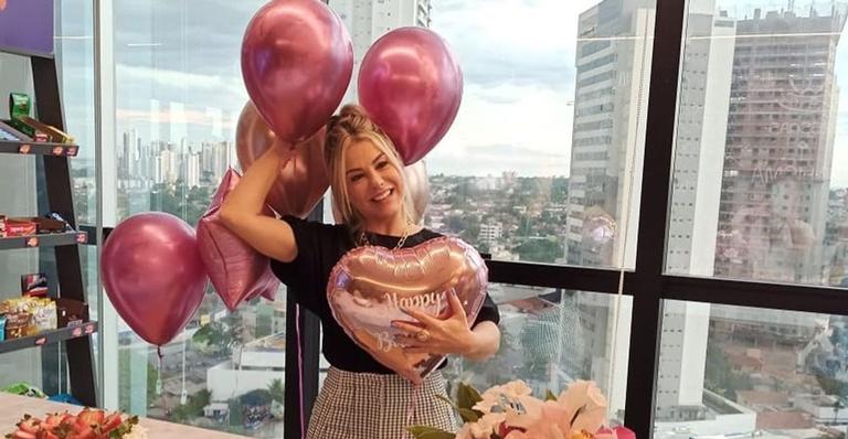 Ao lado do filho e nora, Poliana Rocha ganha festa surpresa: ”Especial e inesquecível”