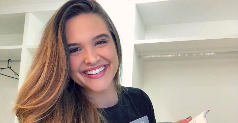 Juliana Paiva se encanta ao receber buquê de flores: ”Presente da gravação de hoje!”
