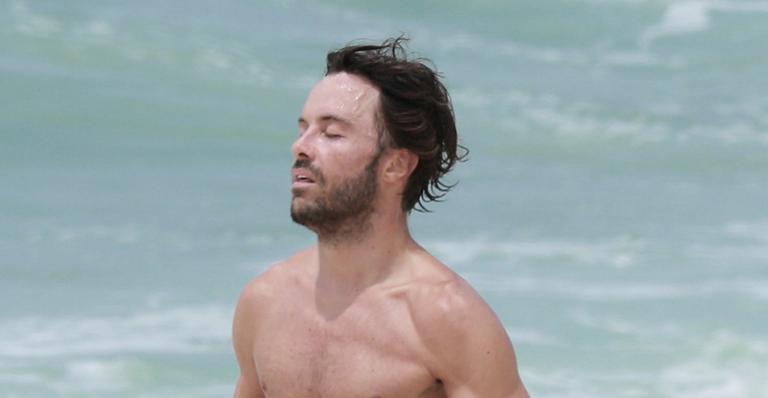 Kayky Brito é flagrando correndo na praia e exibe barriga sarada