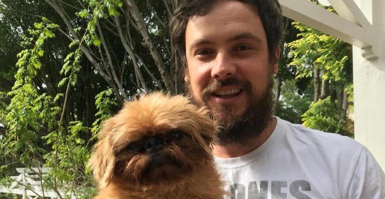 Sérgio Guizé derrete fãs ao posar com seu cachorrinho: ”Que lindos amores meus”