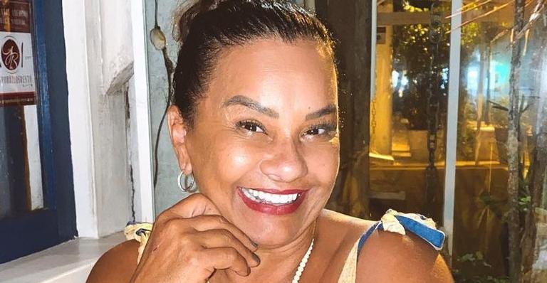 Aos 63 anos, Solange Couto empina o bumbum com biquíni fio dental ao lado de Valesca Popozuda