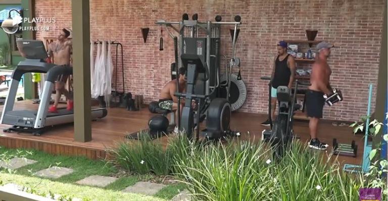 A Fazenda: Lipe conversa com peões sobre Lucas Selfie: ”Ele gostava muito de jogar”