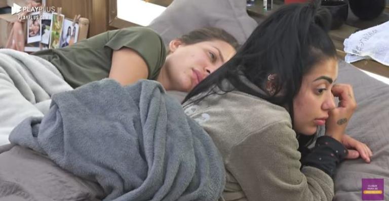 A Fazenda: Mirella e Stéfani conversam e funkeira dispara: ”Quando eu quero, eu sou ruim”