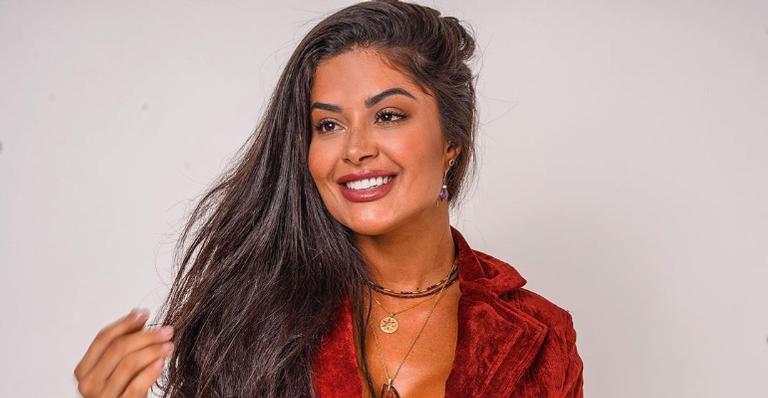 Aline Riscado posa diante de paisagem paradisíaca: ”Conexão entre o Céu e a Terra”
