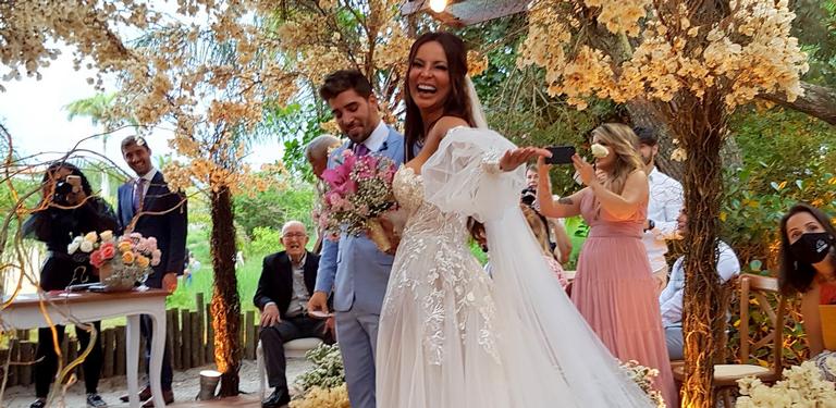 Carol Nakamura e Guilherme Leonel se casam em Búzios: ”Dia mais feliz da minha vida”