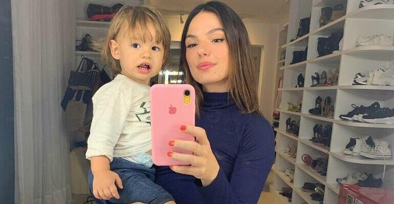 Isis Valverde surge com penteado diferente em momento criativo com o filho