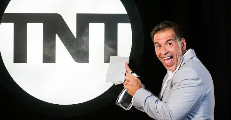 Leandro Hassum conta detalhes de seu novo programa, ‘2000 e Vishhh’: ”Uma retrospectiva diferente”