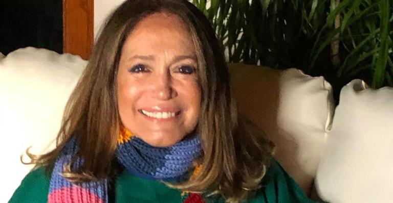 Susana Vieira recebe elogios de fãs ao posar com maiô azul: ”Poderosa!”