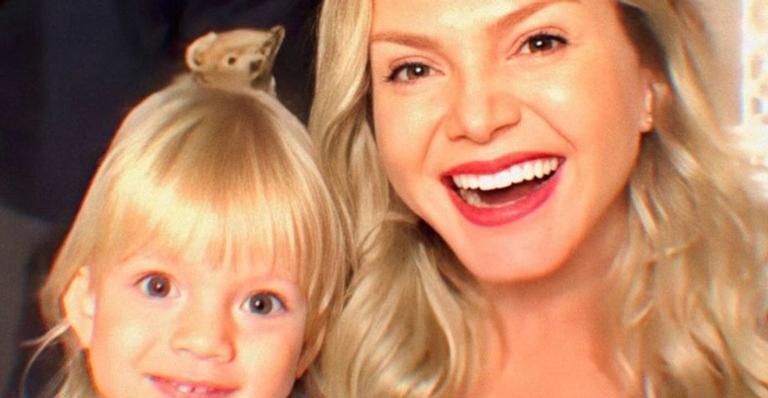 Eliana se derrete ao mostrar a filha de 3 anos falando em japonês: ”Não aguento!”