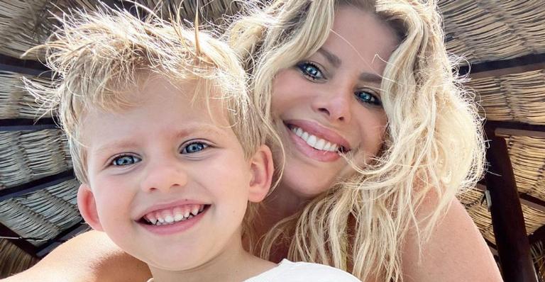 Karina Bacchi exibe Enrico fazendo careta e diverte fãs: ”Lindos”