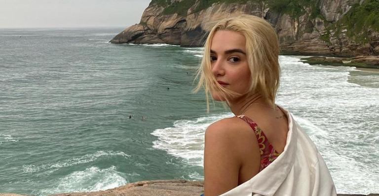 Manu Gavassi compartilha registros belíssimos na praia e arrasa na web