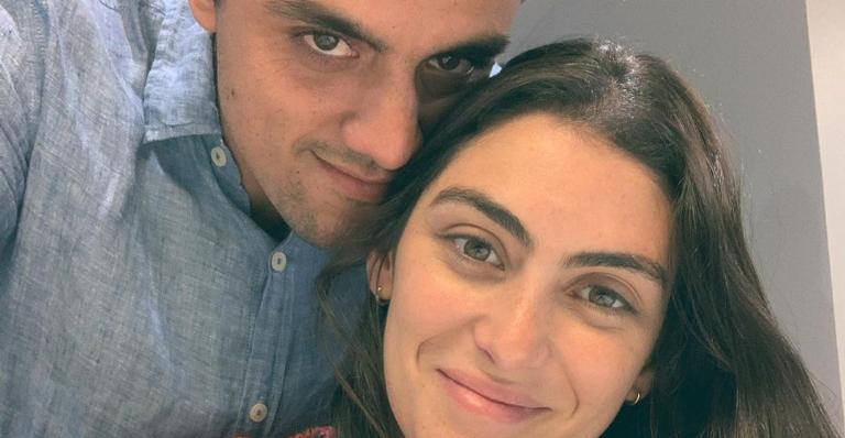 Mariana Uhlmann protagoniza clique romântico com Felipe Simas