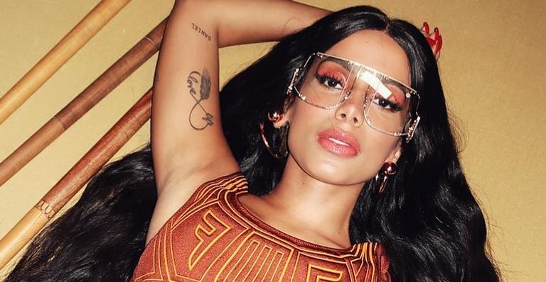 Poderosa! Anitta escolhe look casual com saia grifada de quase R$9 mil para votar no Rio de Janeiro