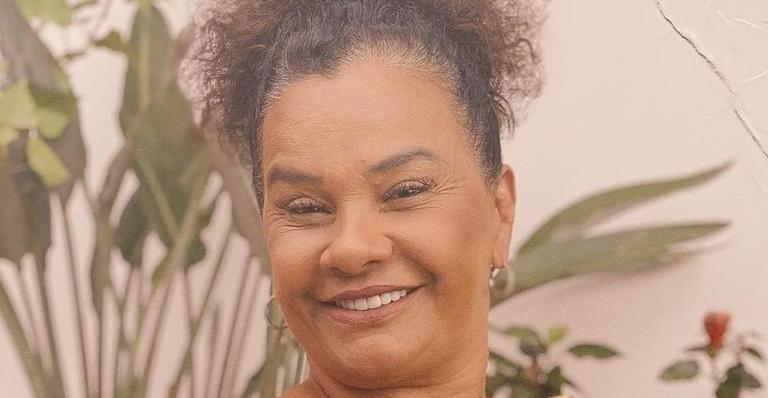 Aos 63 anos, Solange Couto posa de biquíni na piscina e rouba a cena com corpão: ”Maravilhosa”
