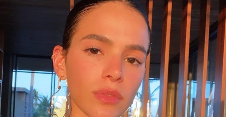 Bruna Marquezine surge irreconhecível e aposta em bolsa de grife de R$12 mil para dia de votação