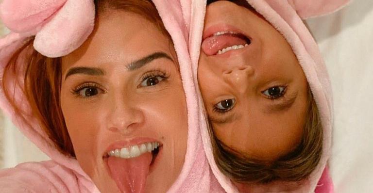 Deborah Secco curte dia na piscina com Maria Flor e rouba a cena com biquíni mínimo: ”Que corpo!”