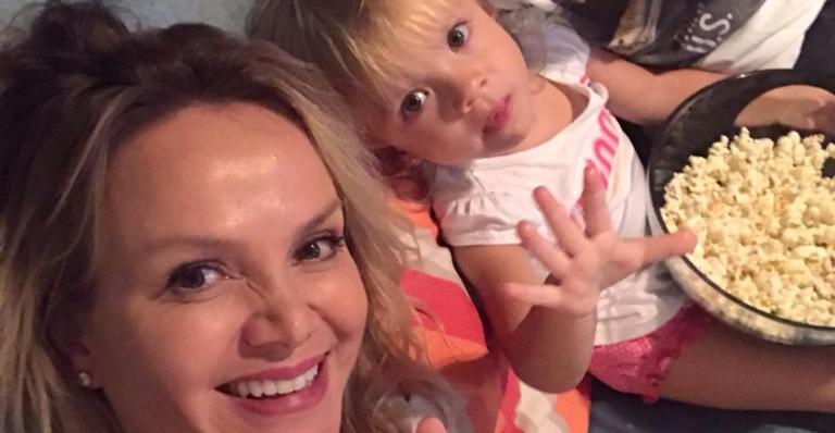 Eliana é flagrada pelo marido cantando para a filha caçula e fãs se derretem