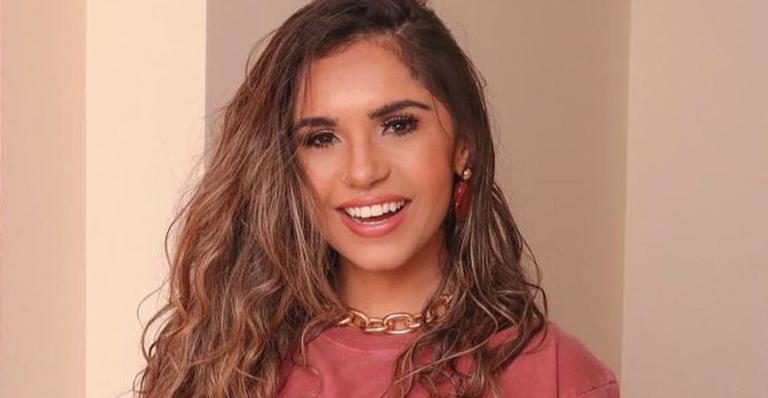 Gizelly Bicalho posa de costas com biquíni fio dental em cenário paradisíaco: ”Que mulher é essa?”