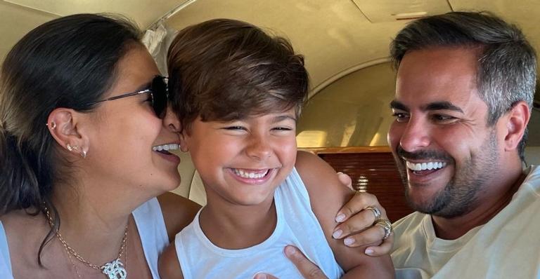 Grávida, Simone exibe barrigão de biquíni em foto em família e Kaká se declara: ”Minha vida toda!”