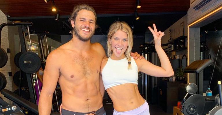Isabella Santoni curte praia com namorado, Caio Vaz, e declara: ”Quero mais o que?”
