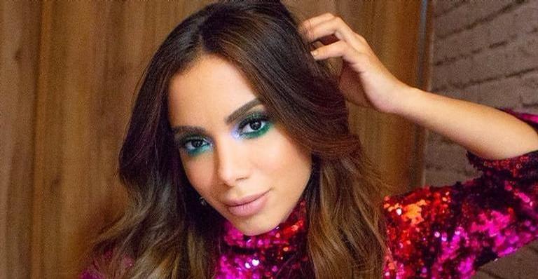 Anitta ganha flores e bilhete romântico de admirador secreto
