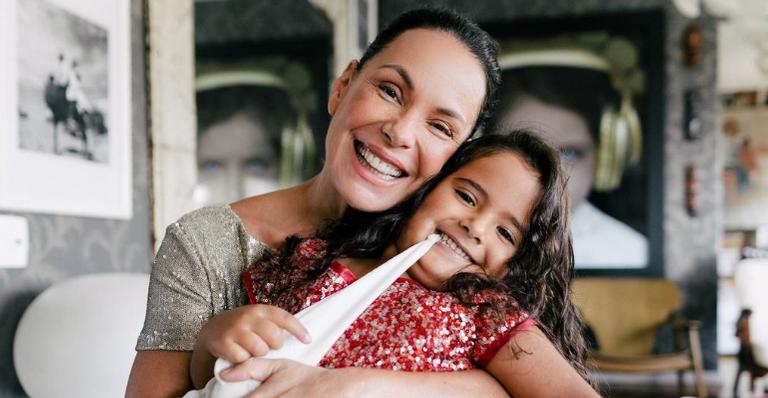Carolina Ferraz se encanta ao fazer clique da filha caçula, Isabel com borboleta na mão
