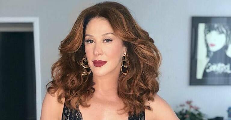 Claudia Raia posa de roupão e faz a temperatura subir