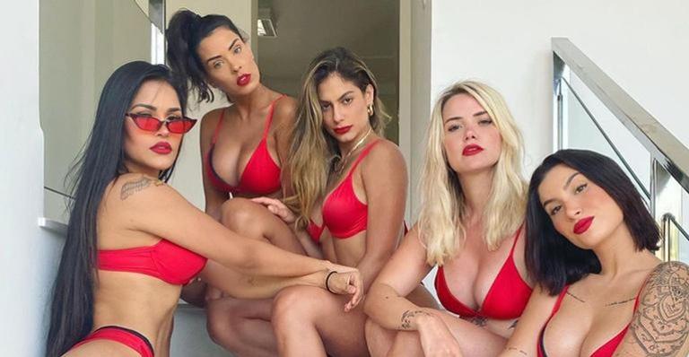 Ex-BBBs Bianca, Flayslane, Marcela, Mari e Ivy surgem juntas em foto de biquíni e agitam a web