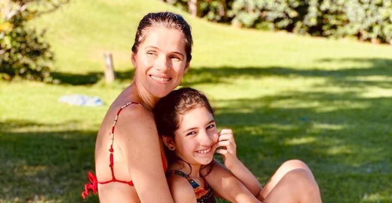 Ingrid Guimarães flagra momento de carinho entre a filha e o pet da família, e se derrete