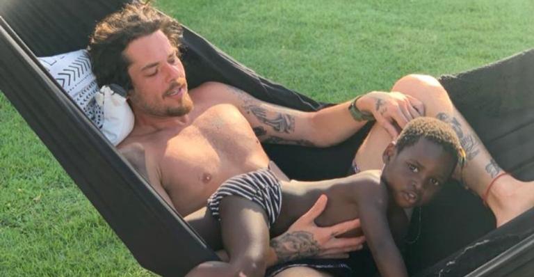 Irmão de Gio Ewbank, Gian Luca, faz clique fofo com o sobrinho Bless e se derrete: ”Chulé”