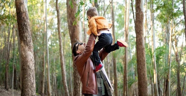 Junior Lima curte a natureza ao lado do filho, Otto, e encanta: ”Parceirinho”