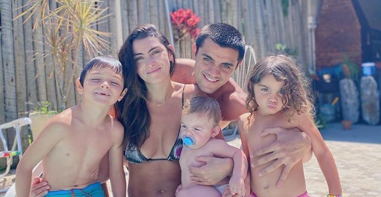 Mariana Uhlmann posa com os filhos e desabafa sobre maternidade