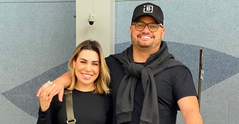 Durante viagem, Naiara Azevedo surge em clima de romance com o marido, Rafael Cabral
