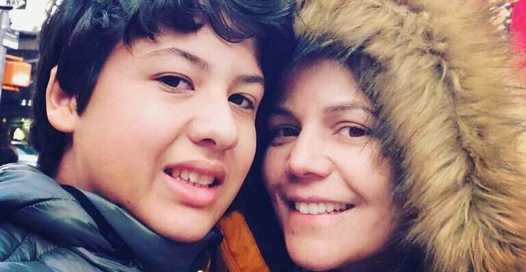 Nivea Stelmann se arrisca e corta o cabelo do filho: ”Mãe faz de tudo nessa vida”
