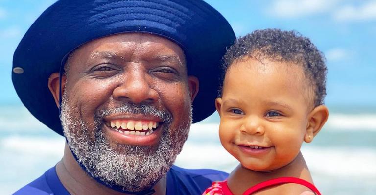 Péricles encanta a web ao publicar cliques da filha com óculos de sol: ”Princesa demais!”