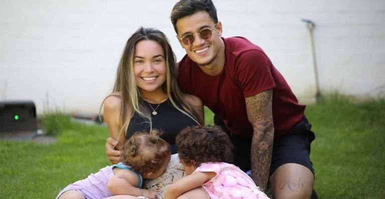 Philippe Coutinho compartilha clique em família e encanta web: ”Gratidão por ter vocês”