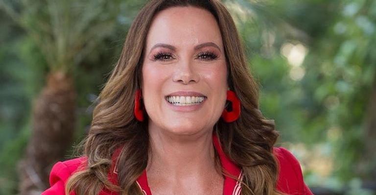 Aos 52 anos, Regina Volpato impressiona ao ser clicada de biquíni
