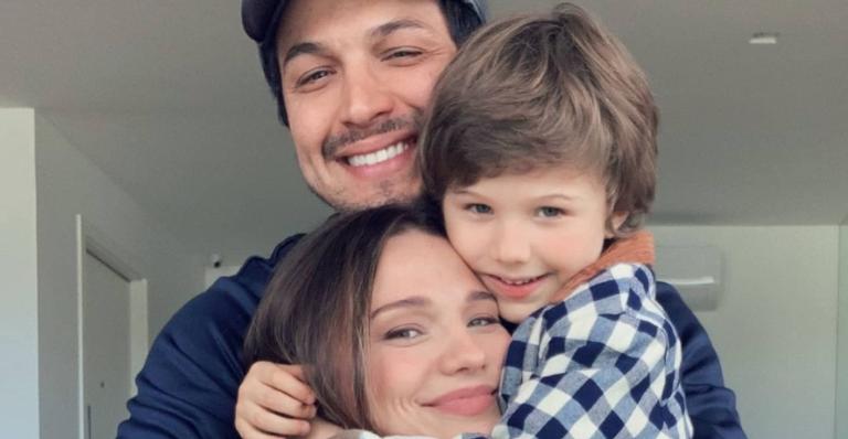 Romulo Estrela surge desenhando ao lado do filho e encanta a web: ”Criando memórias preciosas”