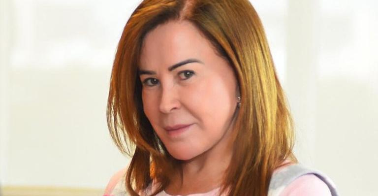 Zilu Godoi exibe boa forma impecável com vestido curtinho e arranca suspiros: ”Que pernas!”